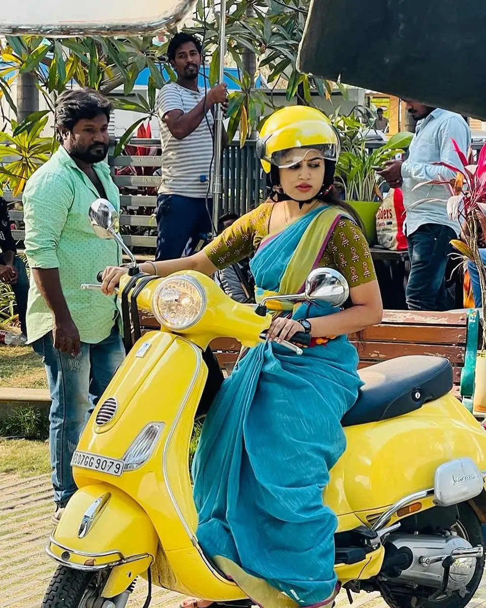 Telugu TV Actress Shambhavy Gurumoorthy Stills In Blue Saree